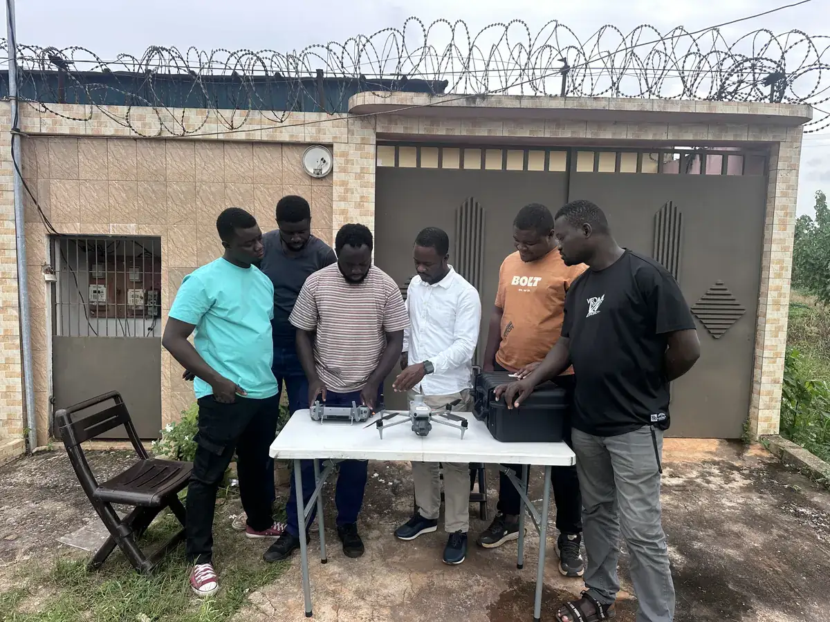 Atelier autour d'un drone posé sur la table de préparation