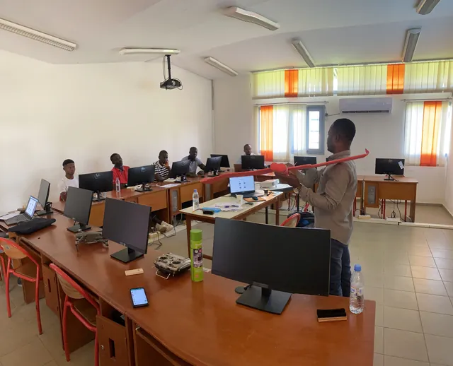 Instructeur présentant un profil d'aile devant les postes informatiques