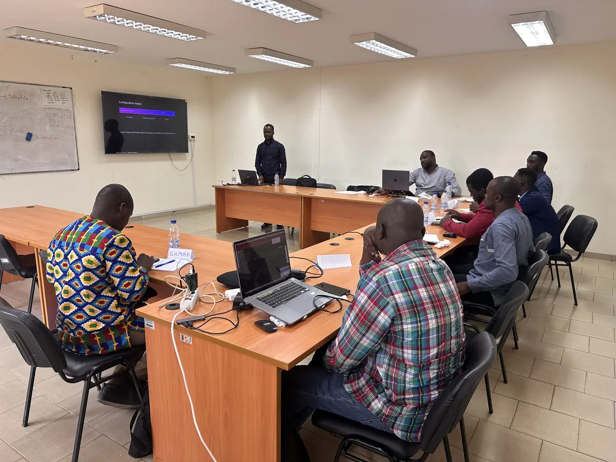 Instructeur commentant une diapositive devant les stagiaires