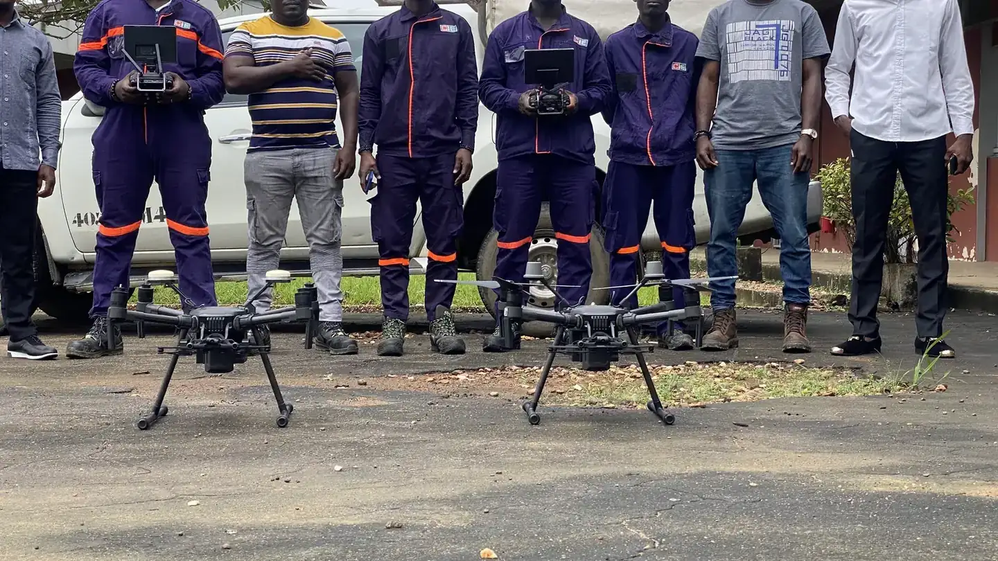 Des appareils de pulvérisation de classe agricole, mis en oeuvre par equipes, comme sur une vraie campagne.