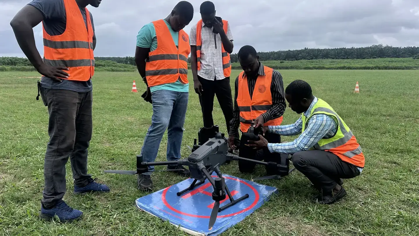 Stagiaires mettant en oeuvre un drone lourd sur l'aire de décollage du centre
