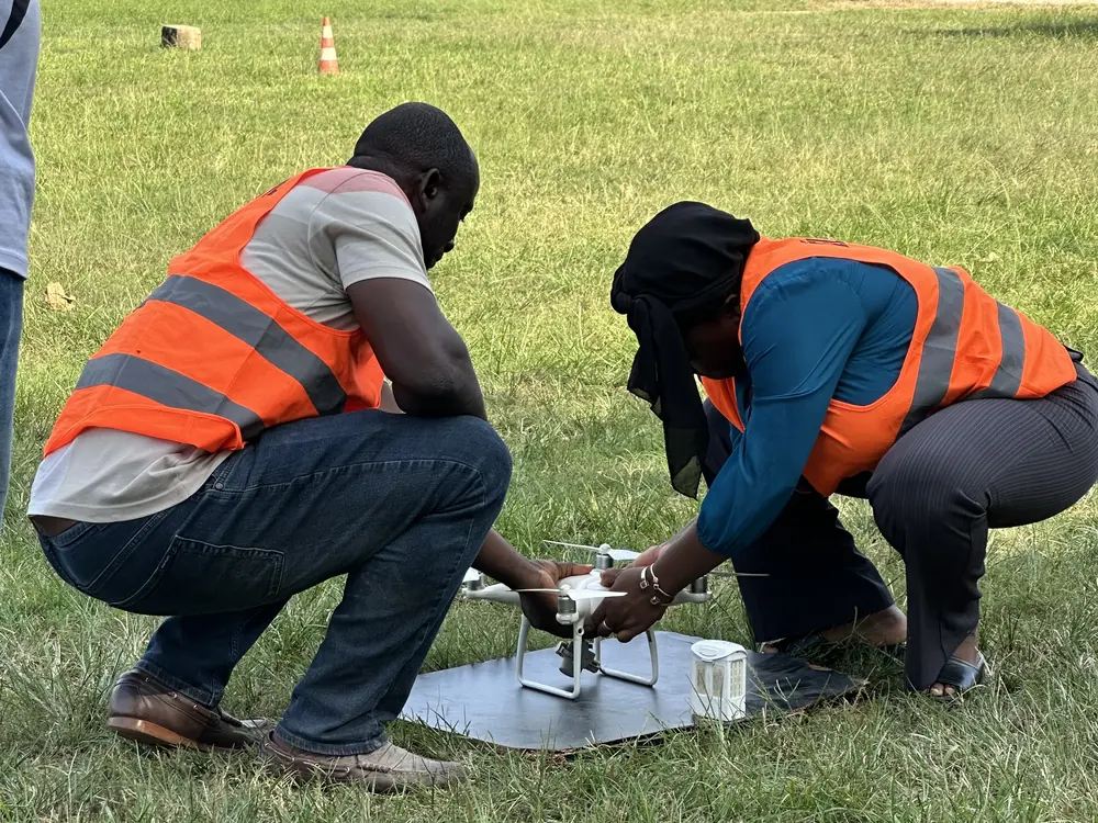 En groupes de huit, sur DJI Matrice 4 et Matrice 400. C'est le temps de vol réel qui distingue une formation d'un exposé.