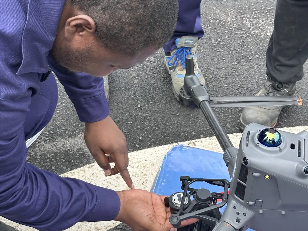 Installation et raccordement de la nacelle LiDAR sur le bras du Matrice, puis contrôle de l'initialisation.