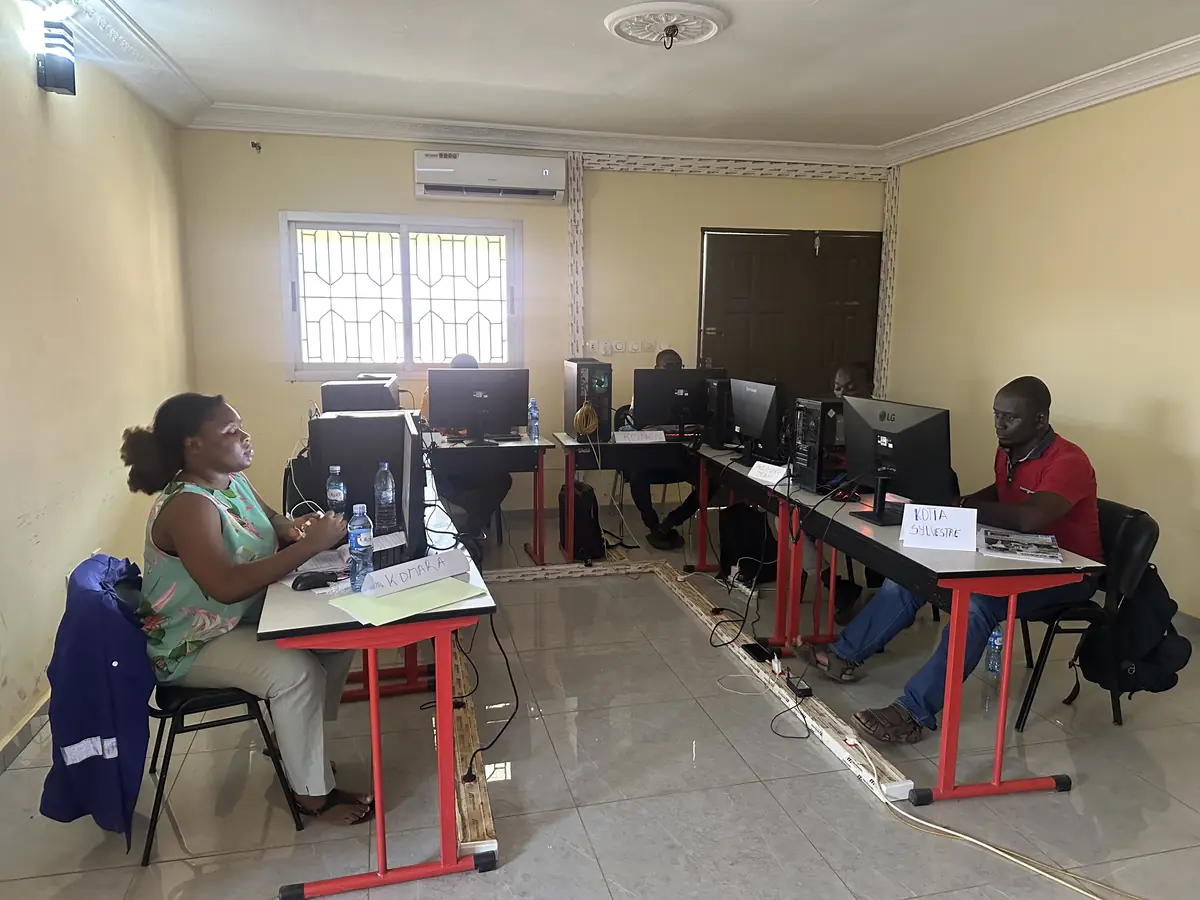 Stagiaires devant les postes de traitement du centre