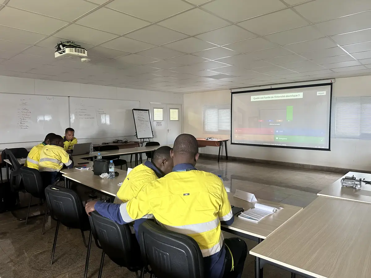 Session de formation en intra-entreprise, devant la projection
