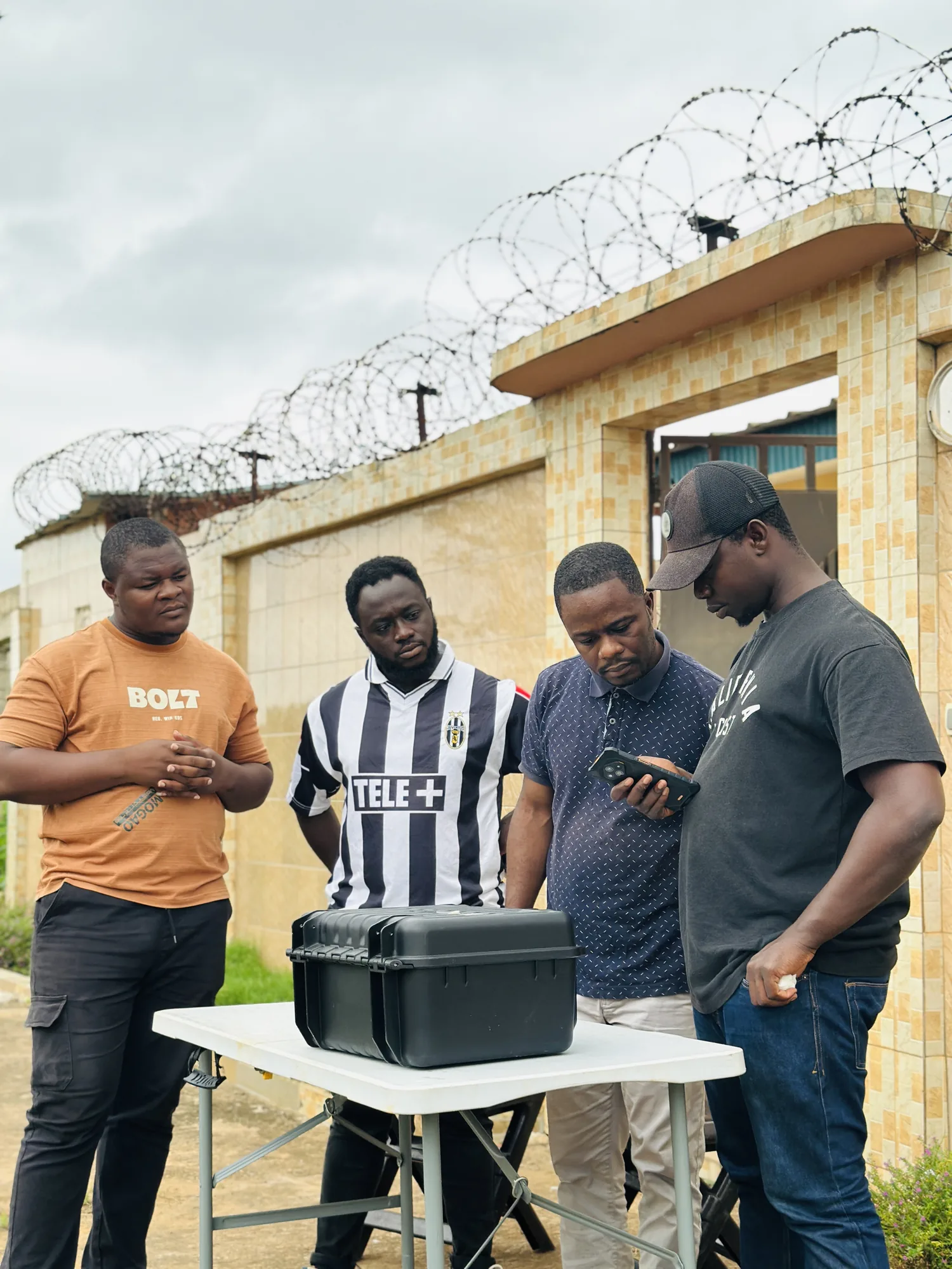 Quatre stagiaires autour de deux mallettes de transport de drones