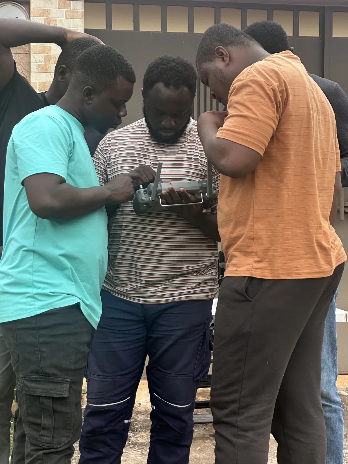 Trois stagiaires manipulant une radiocommande de drone
