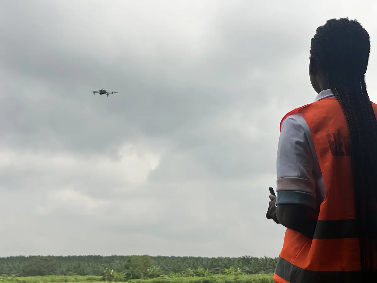 Élève télépilote suivant des yeux son drone en vol
